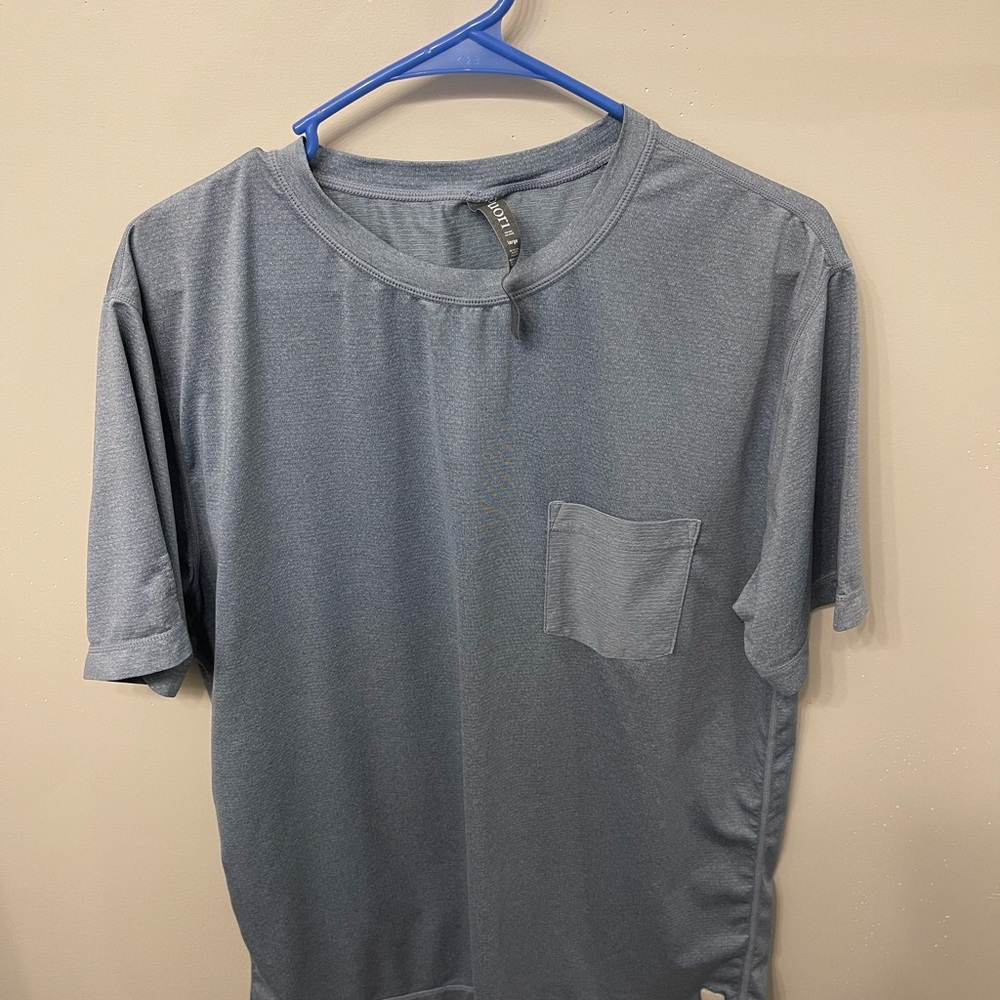 Vuori Tradewinds pocket tee. L. Blue